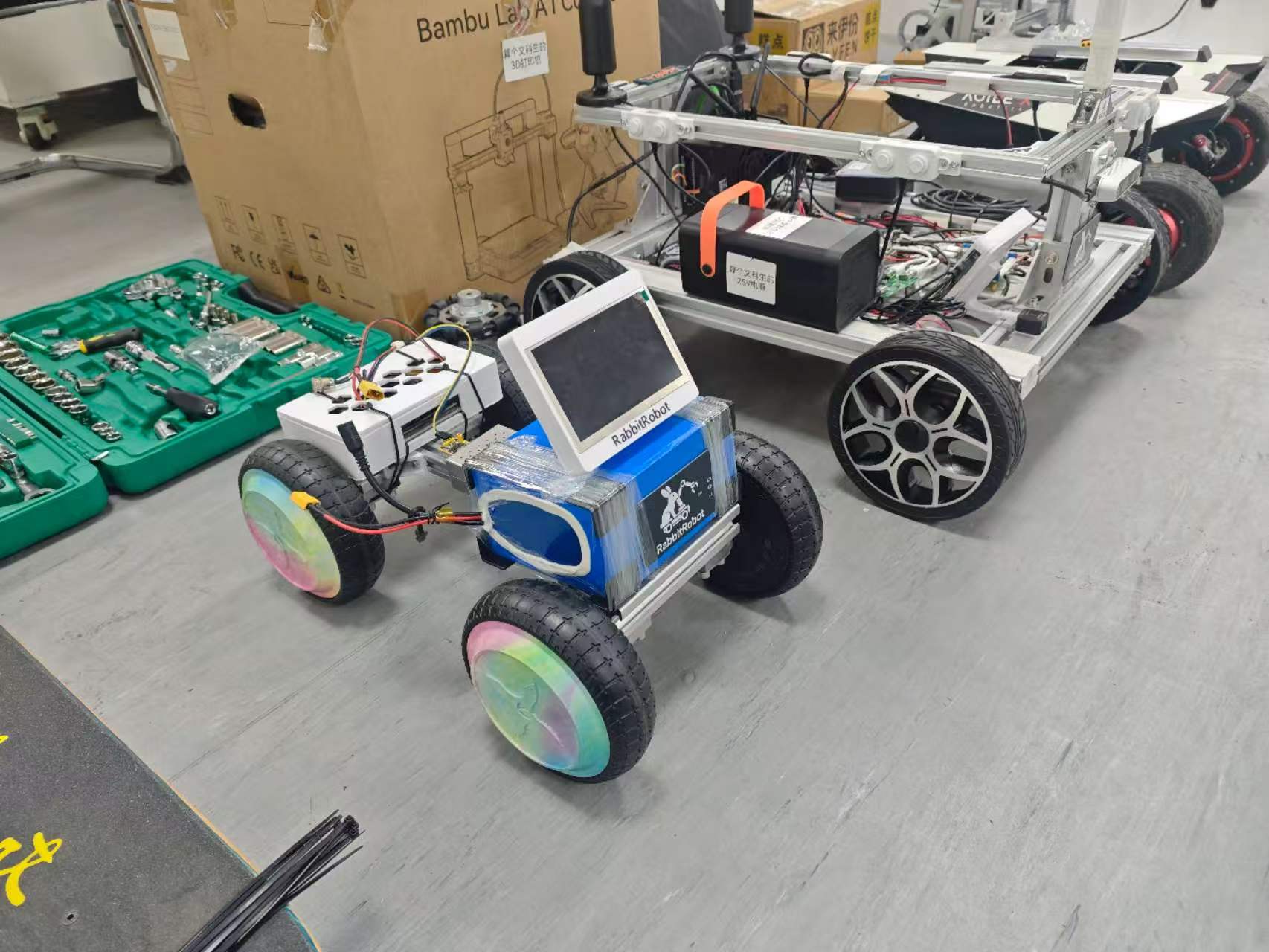 RabbitRobot 全向轮小车与 AMR 底盘调试现场