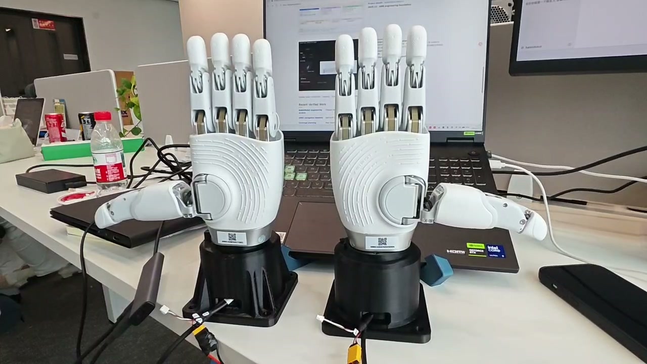 左右两只 OmniHand 2025 灵巧手在 RabbitRobot 实验桌上的实拍封面